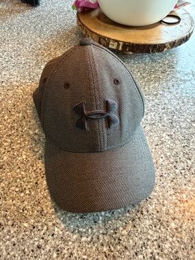 Under Armour grey Textured Performance Cap youth s/m